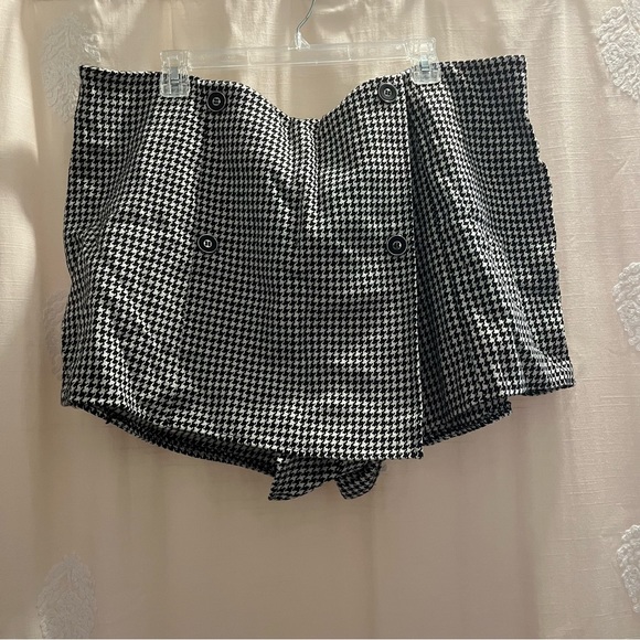 Black and White Houndstooth Wrap Skort with Faux Button Details NWOT - Picture 6 of 15